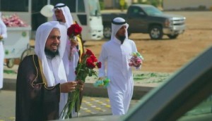 الهيئة توزع الورد الأحمر صباح عيد الفطر المبارك 1436